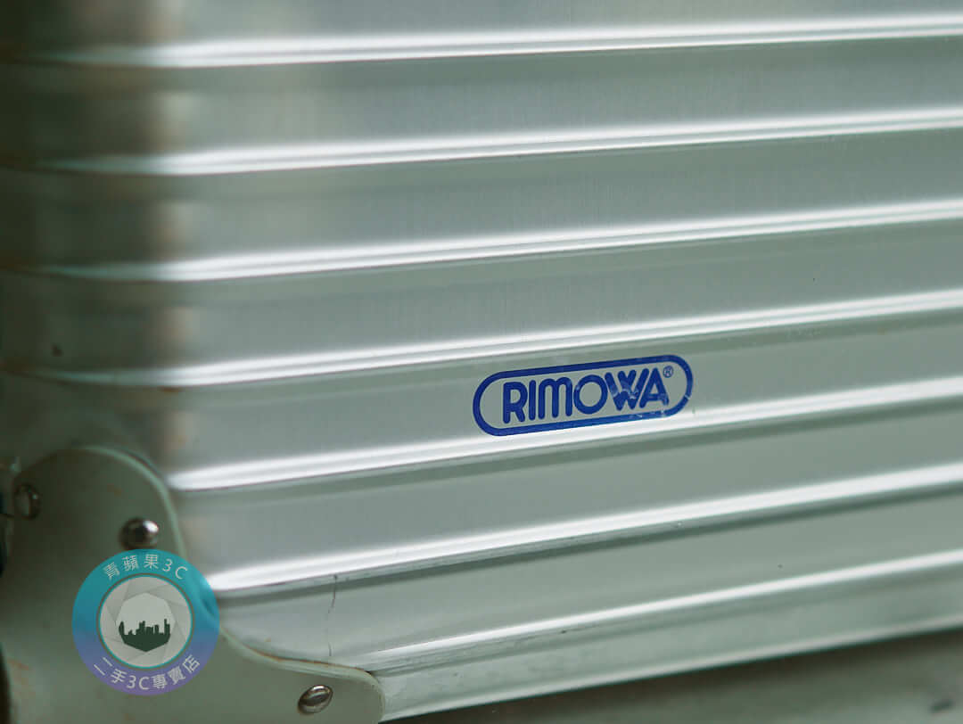 青蘋果3C高雄門市展示中的RIMOWA行李箱
